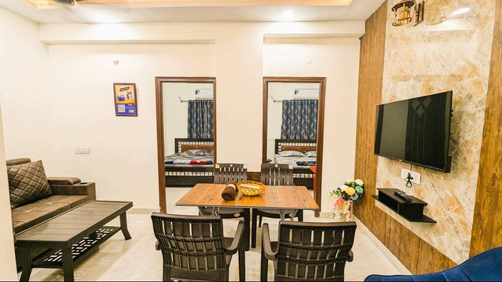 LB302 : Premium 2BHK - Lift, AC, Complete Kitchen, WIFI