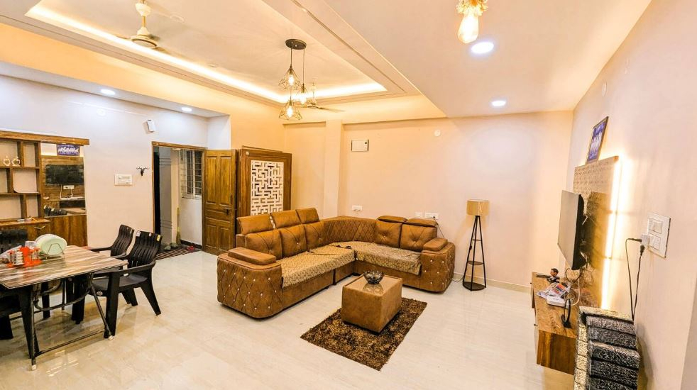 LR301 : Premium 2BHK - Lift, AC, Complete Kitchen, WIFI