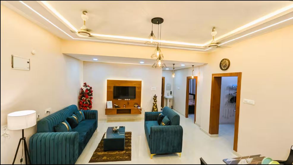 LR201 : Premium 2BHK - Lift, AC, Complete Kitchen, WIFI