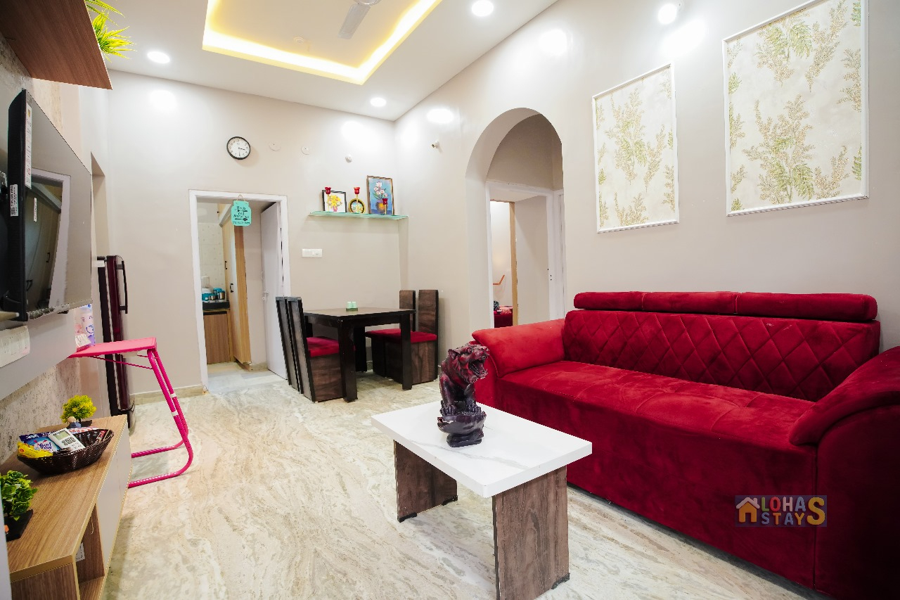 LS102 : Delux 2 BHK - Lift, AC, Complete Kitchen, WIFI